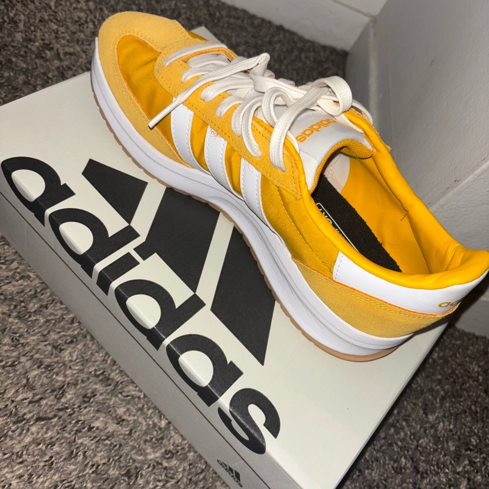 Adidas Run 70s 2.0 in Yellow and White